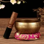 Bol tibétain artisanal avec inscriptions traditionnelles