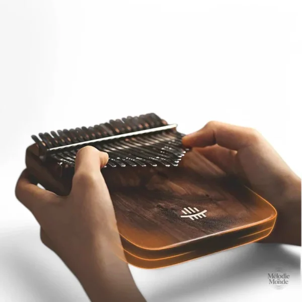Kalimba de qualité, finition en noyer naturel